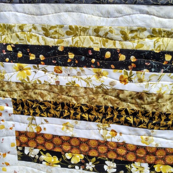 🎄🎁 Metallic Accent Jelly Roll Quilt: Black, Gold, Pumpkin Benartex Fabric - Picture 2 of 2